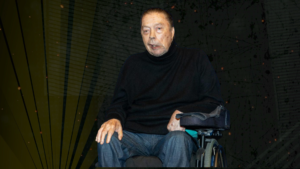 Tim Curry scaun cu rotile