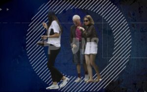 Irina Columbeanu în timp ce își ajută tatăl, însoțită de Ramona Gabor